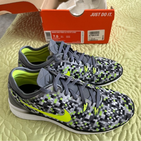 NIB Womens Nike Free 5.0 Cool Grey, Volt and Black Size 7.5 - Picture 4 of 6